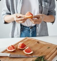 vrouw eet grapefruit