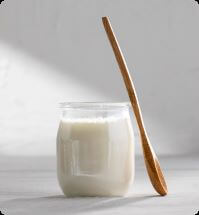 glas melk met lepel