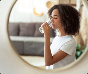 vrouw drinkt een glas water