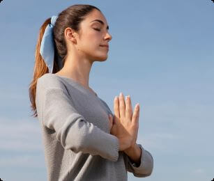 Vrouw in de buitenlucht doet yoga poses