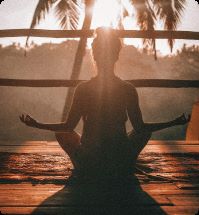 Yoga in de buitenlucht in het prachtige azie