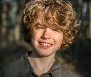 jongen geniet van buiten in de zon zijn