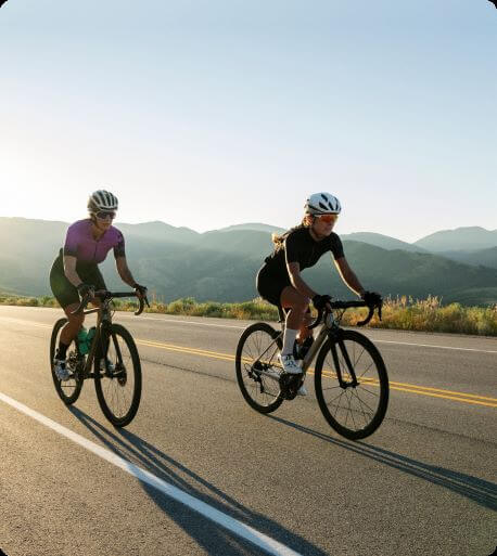 2 vrouwen op de racefiets door de bergen