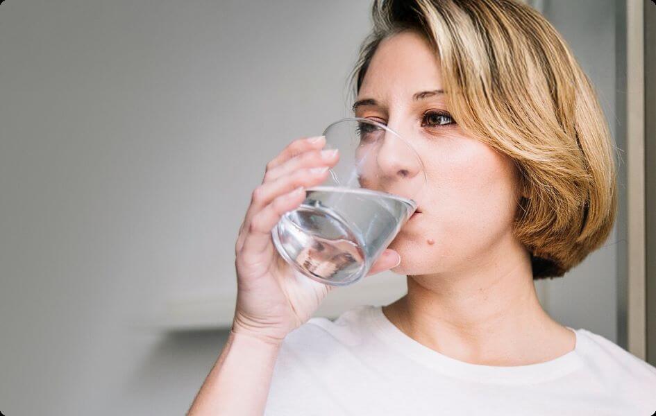 vrouw hydrateert