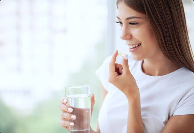 vrouw staat op het punt om een vitamine pil te nemen