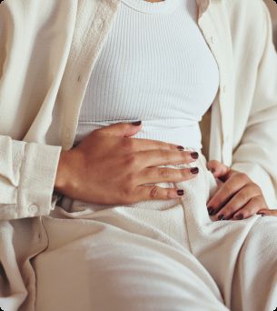 Vrouw heeft hand op haar buik