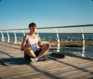 man doet yoga op brug