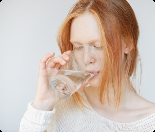 vrouw drinkt water