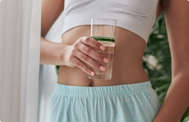 Foto van vrouw dit een glas water vast houdt