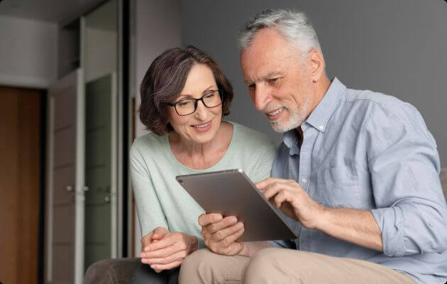 ouder stel kijkt samen naar tablet