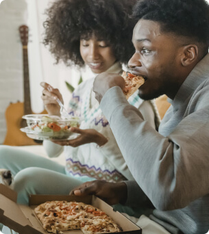 pizza etende man en vrouw